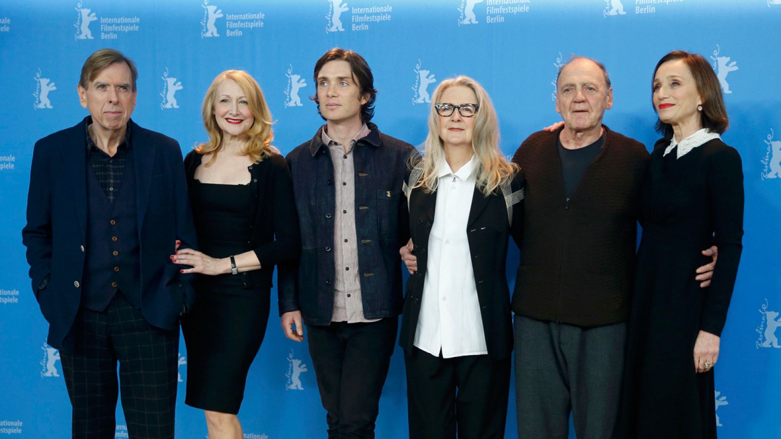 De izquierda a derecha, los actores Timothy Spall, Patricia Clarkson, Cillian Murphy, la directora y guionista Sally Potter, el actor Bruno Ganz y la actriz Kristin Scott Thomas, posan en la promoción de 'The Party' en la Berlinale