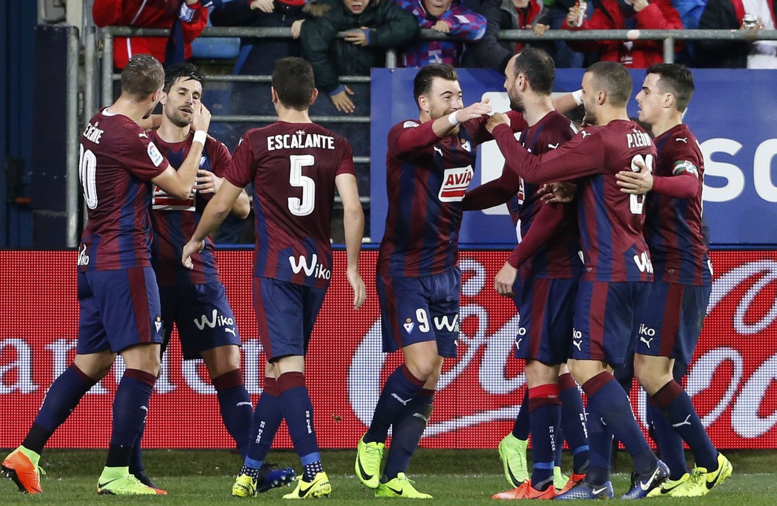 Sergi Enrich celebra con sus compañeros su tanto ante el Granada.