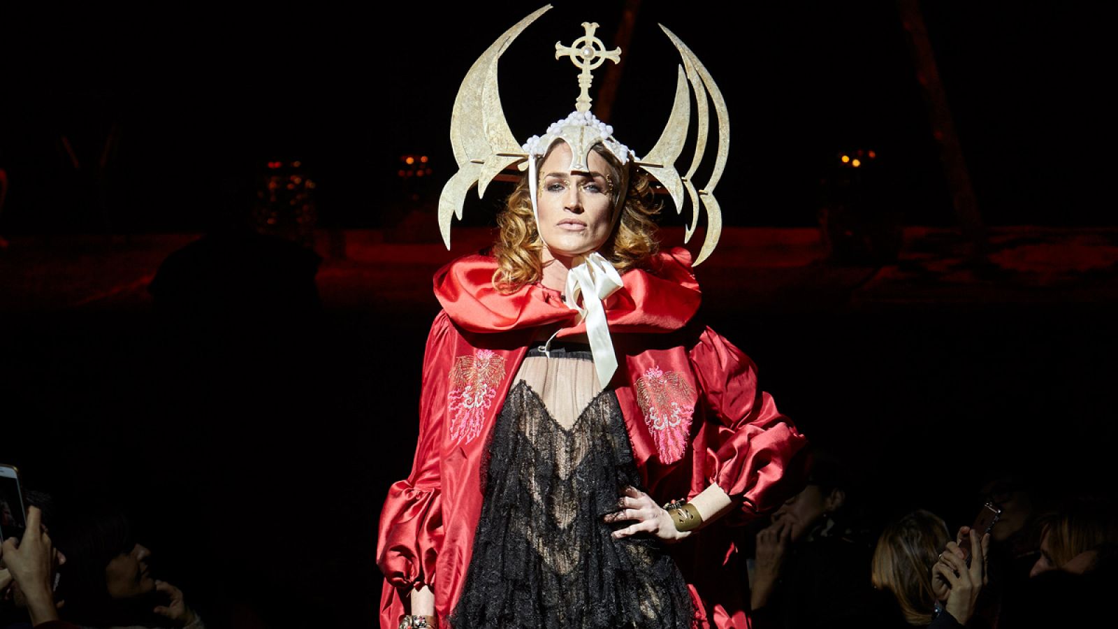 La top Madeleine Hjört cerró el desfile de La Condesa en el teatro Lara.