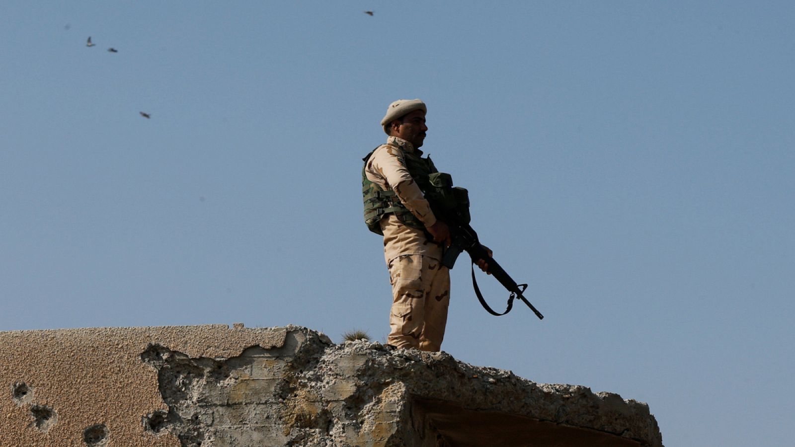 Un miembro de las fuerzas de seguridad iraquíes mantiene la guardia durante las oraciones del viernes en la mezquita de Hajj Diab al-Iraqi en Mosul, Irak