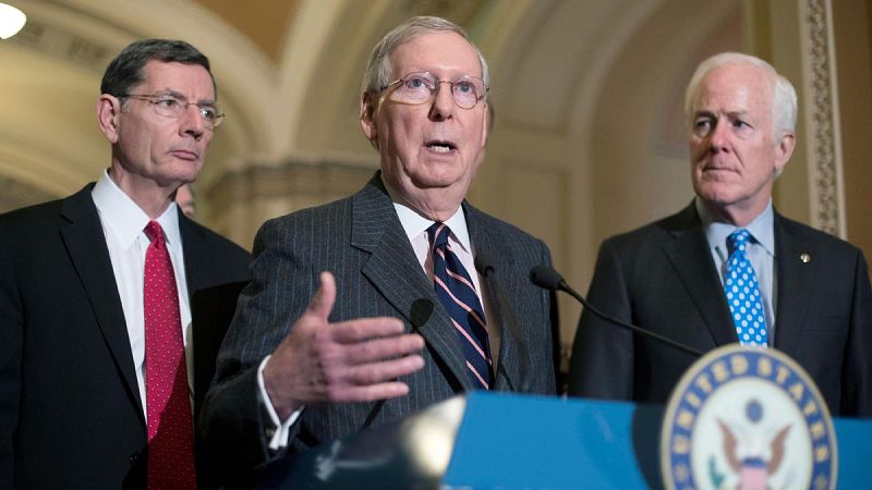 El líder republicano del Senado Mitch McConnell (c), junto al senador republicano de Wyoming John Barrasso (i) y al senador republicano de Texas John Cornyn.