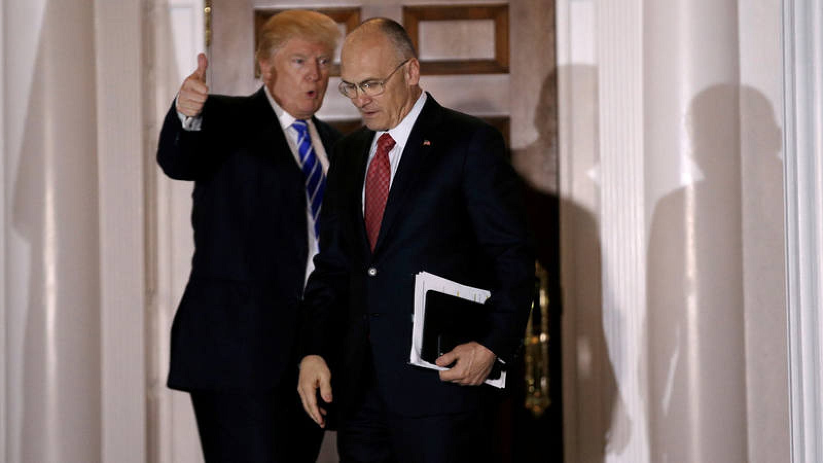 Imagen de archivo del presidente de Estados Unidos, Donald Trump, y su nominado como secretario de Trabajo, Andy Puzder.
