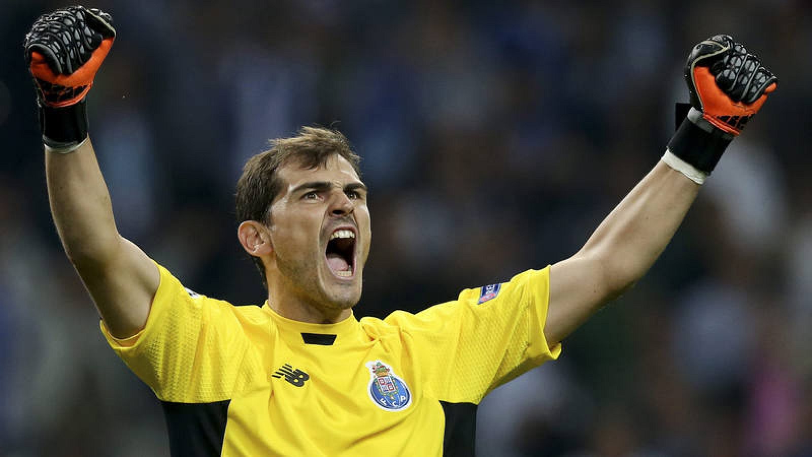 pronto Circular por ciento Fútbol | Portugal | Casillas llega a 70 partidos con Oporto, lo que le da  un año más de contrato - RTVE.es