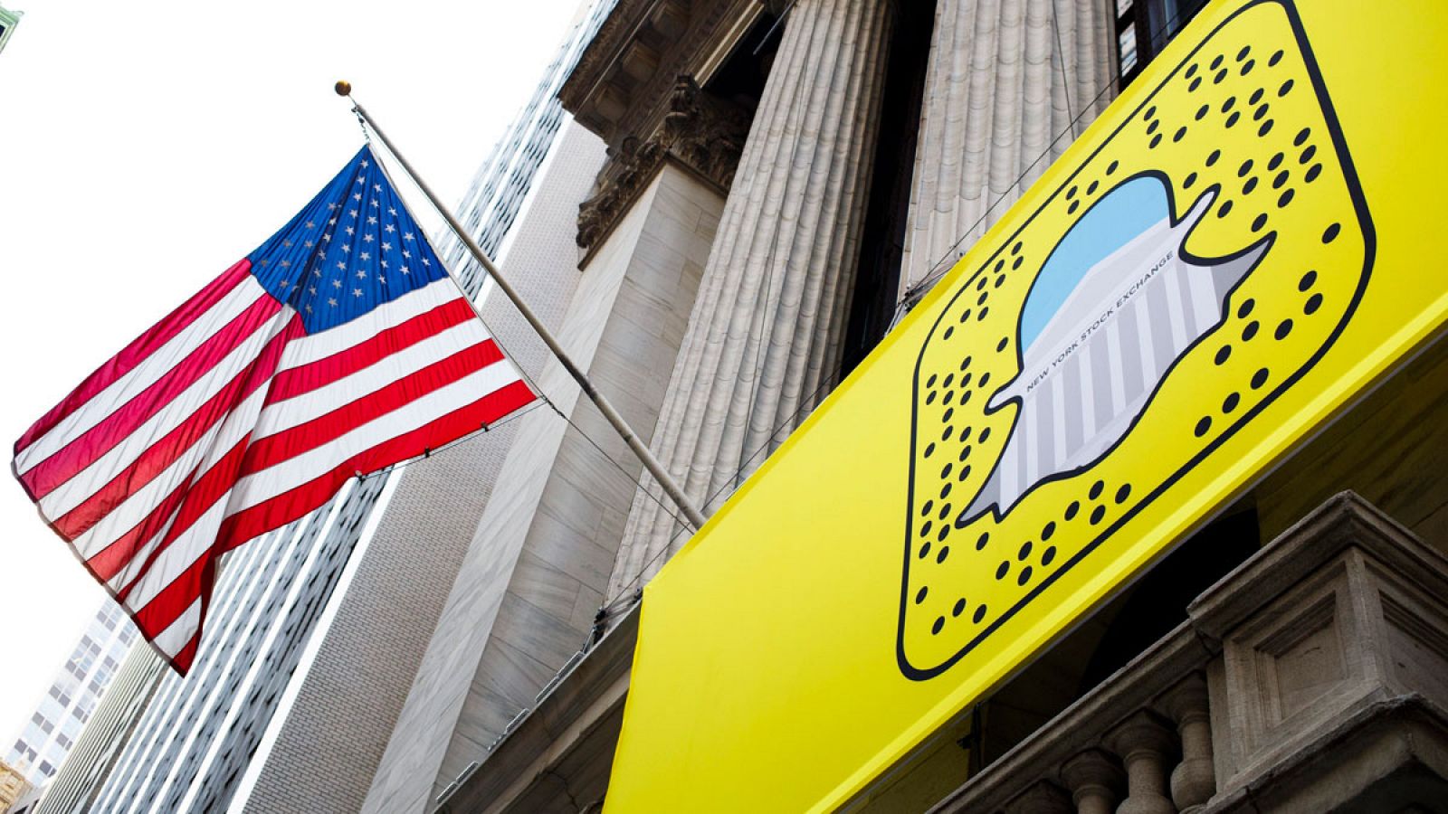 Una pancarta de la compañía Snapchat colgada frente a la Bolsa de Nueva York en una imagen de archivo.