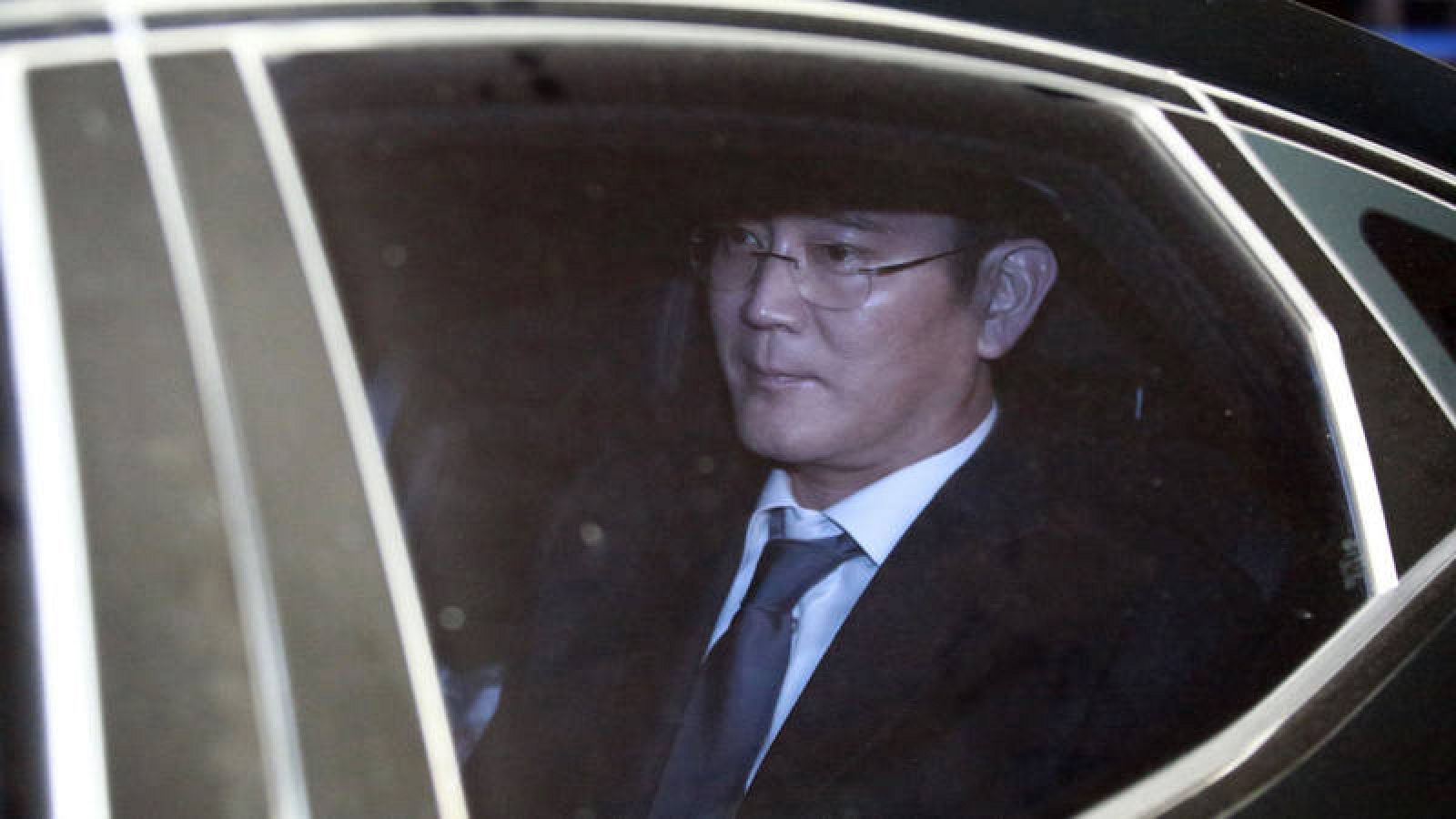 El heredero del grupo Samsung y vicepresidente de Samsung Electronics, Lee Jae-yong , accede al centro de detención en espera de la decisión del tribunal en Seúl (Corea del Sur) el jueves 16 de febrero de 2017. 