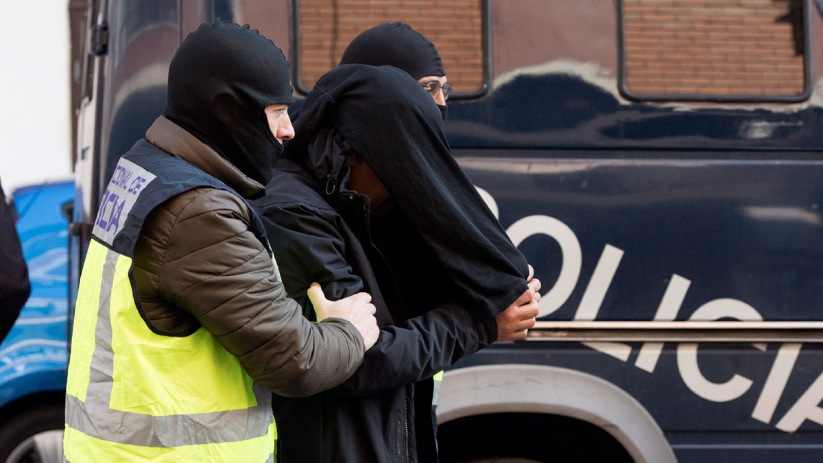 El marroquí de 41 años acusado de tener un "papel clave" en la captación y adoctrinamiento de jóvenes para luchar con la organización terrorista Dáesh,  detenido por miembros de la Policía en Vitoria