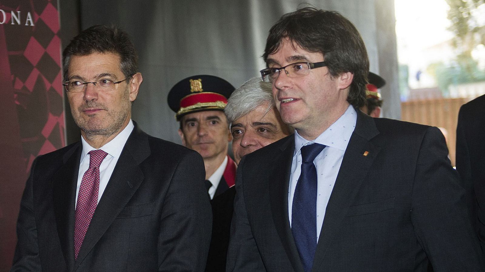 El ministro de Justicia, Rafael Catalá, y el presidente de la Generalitat, Carles Puigdemont, a su llegada al acto de conmemoración de la festividad de San Ramón, patrón de los abogados, que se ha celebrado en Barcelona