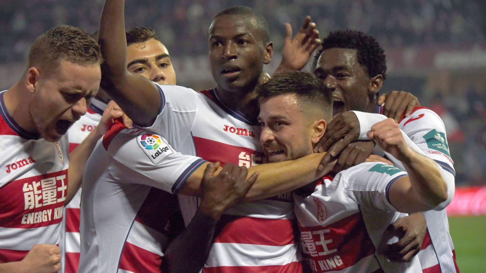 El delantero colombiano del Granada Adrián Ramos (c) celebra con sus compañeros el segundo gol del equipo frente al Betis