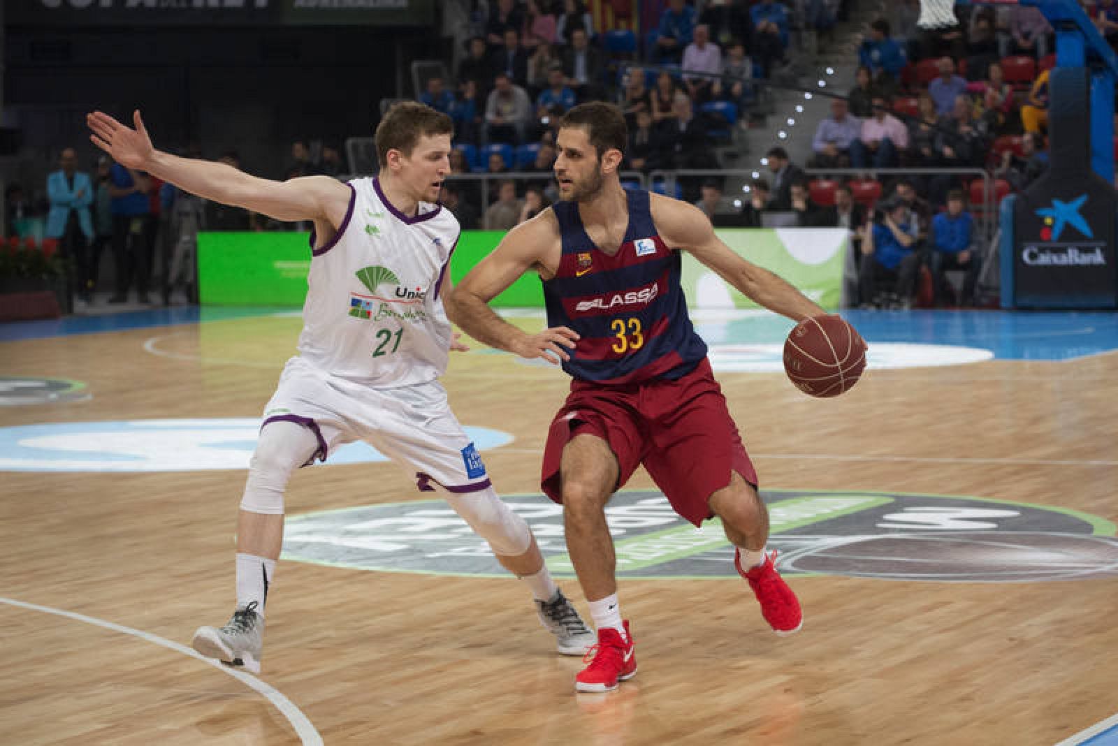 El alero del Barça Stratos Perperoglou (d) ante su par del Unicaja Adam Waczynski