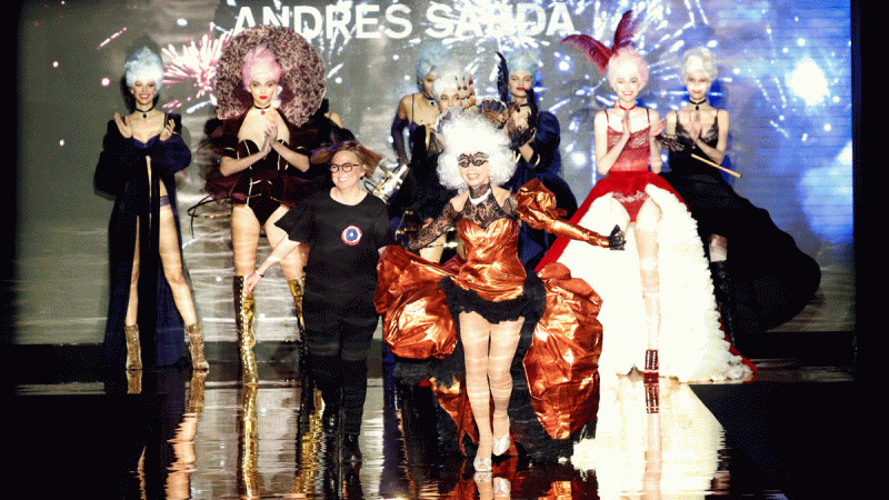 Victoria Abril ha sido la estrella del desfile de Andrés Sardá.