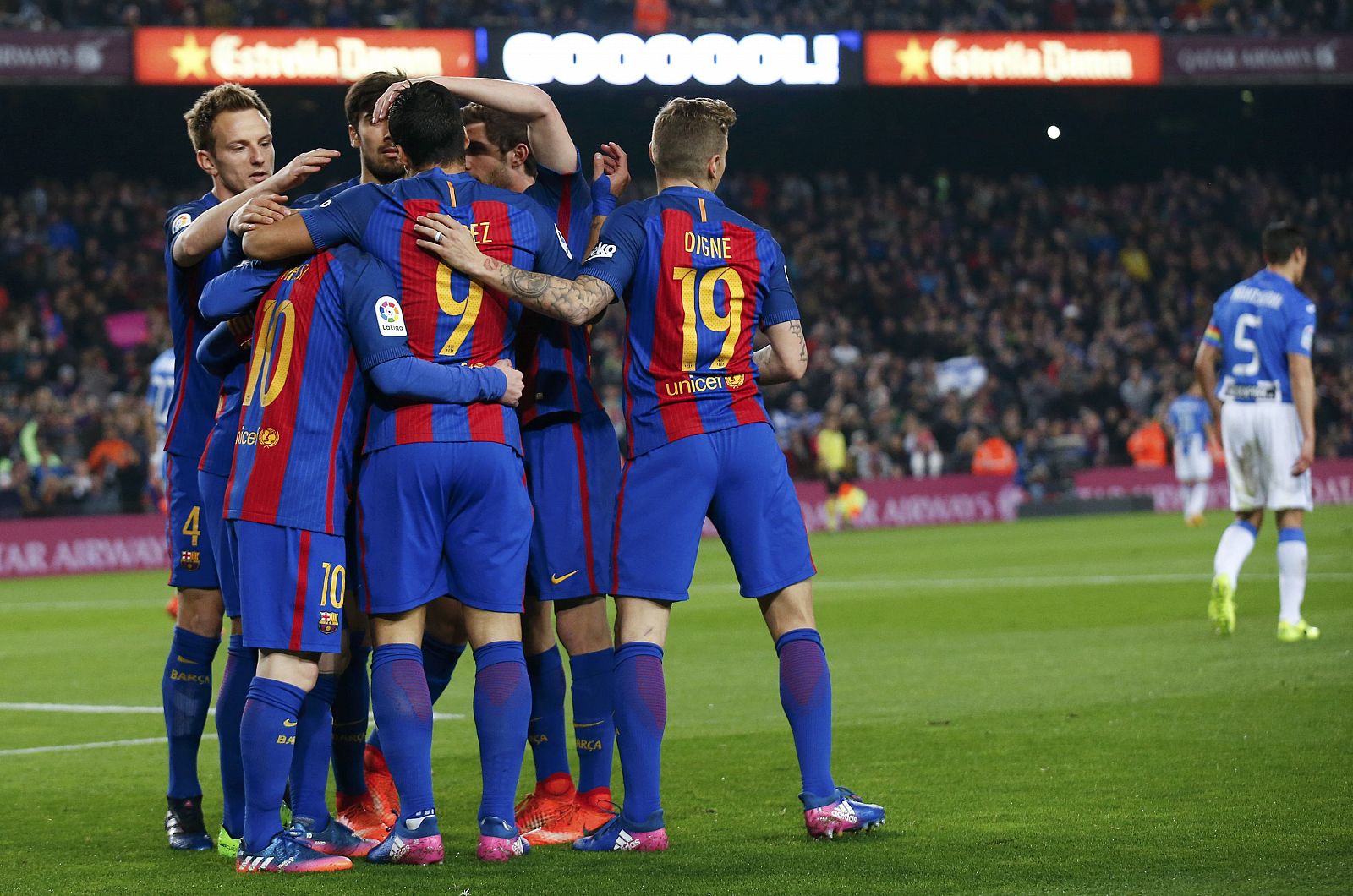 Messi es felicitado por sus compañeros tras anotar el primer gol.