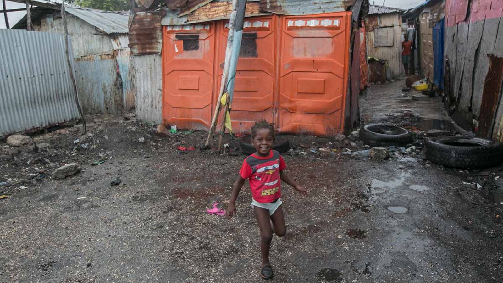 Una niña juega en el barrio de Cite Soleil, situado en Puerto Príncipe (Haití).