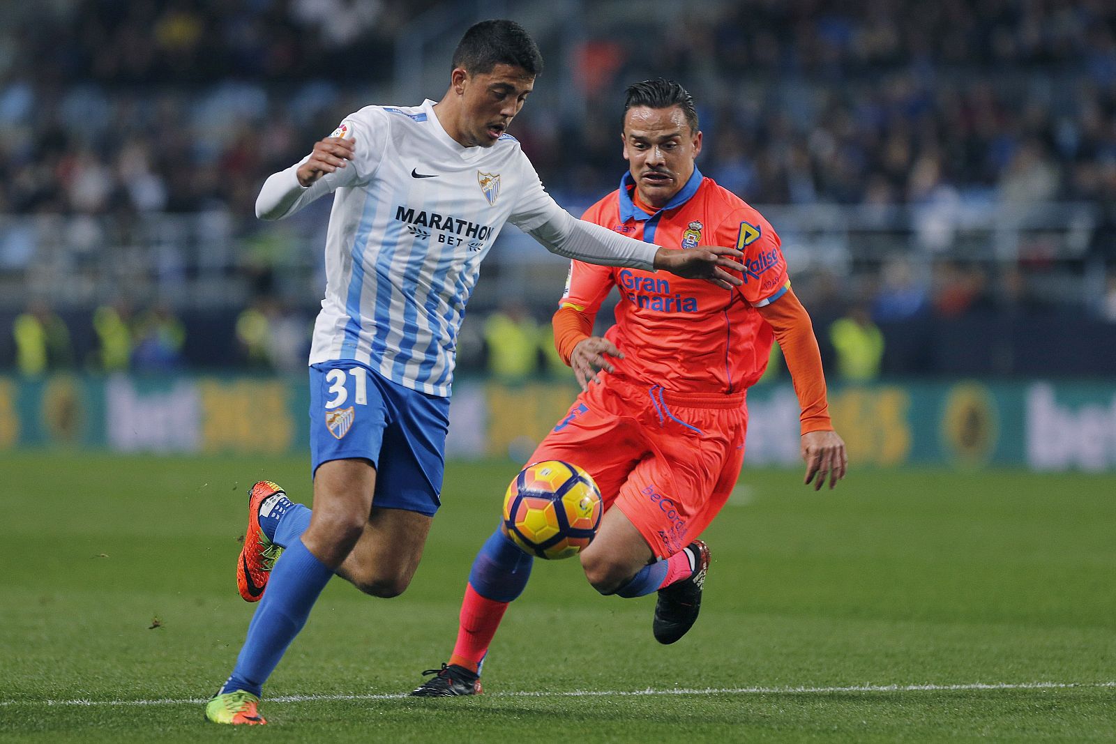 Fornals lucha el balón ante el centrocampista de Las Palmas Roque Mesa.