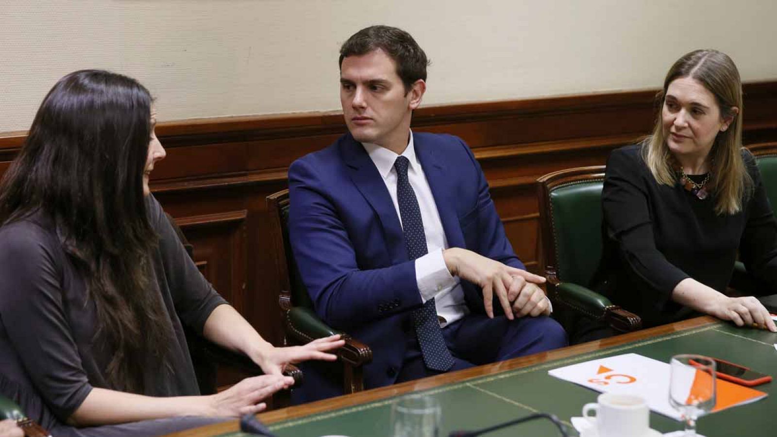 El presidente de Ciudadanos, Albert Rivera, y la portavoz del Grupo Parlamentario en la Comisión Mixta de Control a RTVE, Marta Rivera (d).