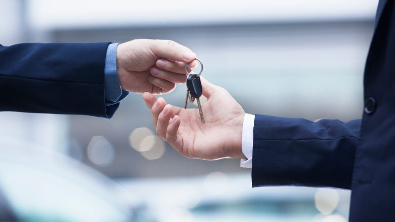 Cierre de una venta de coche en un concesionario