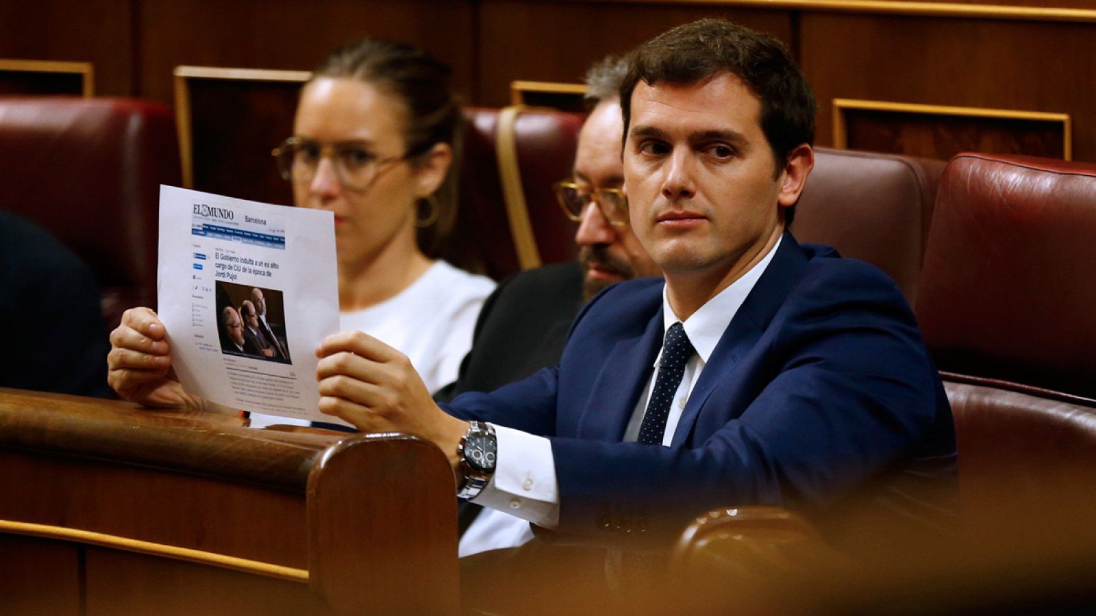 El presidente de Ciudadanos, Albert Rivera, muestra desde su escaño una información de un periódico, esta tarde en el pleno del Congreso