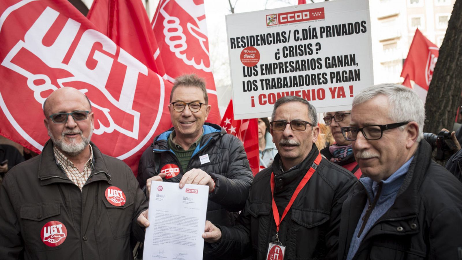 El secretario general de CC.OO., Fernández Toxo (d), en la concentración frente a la CEOE en Madrid