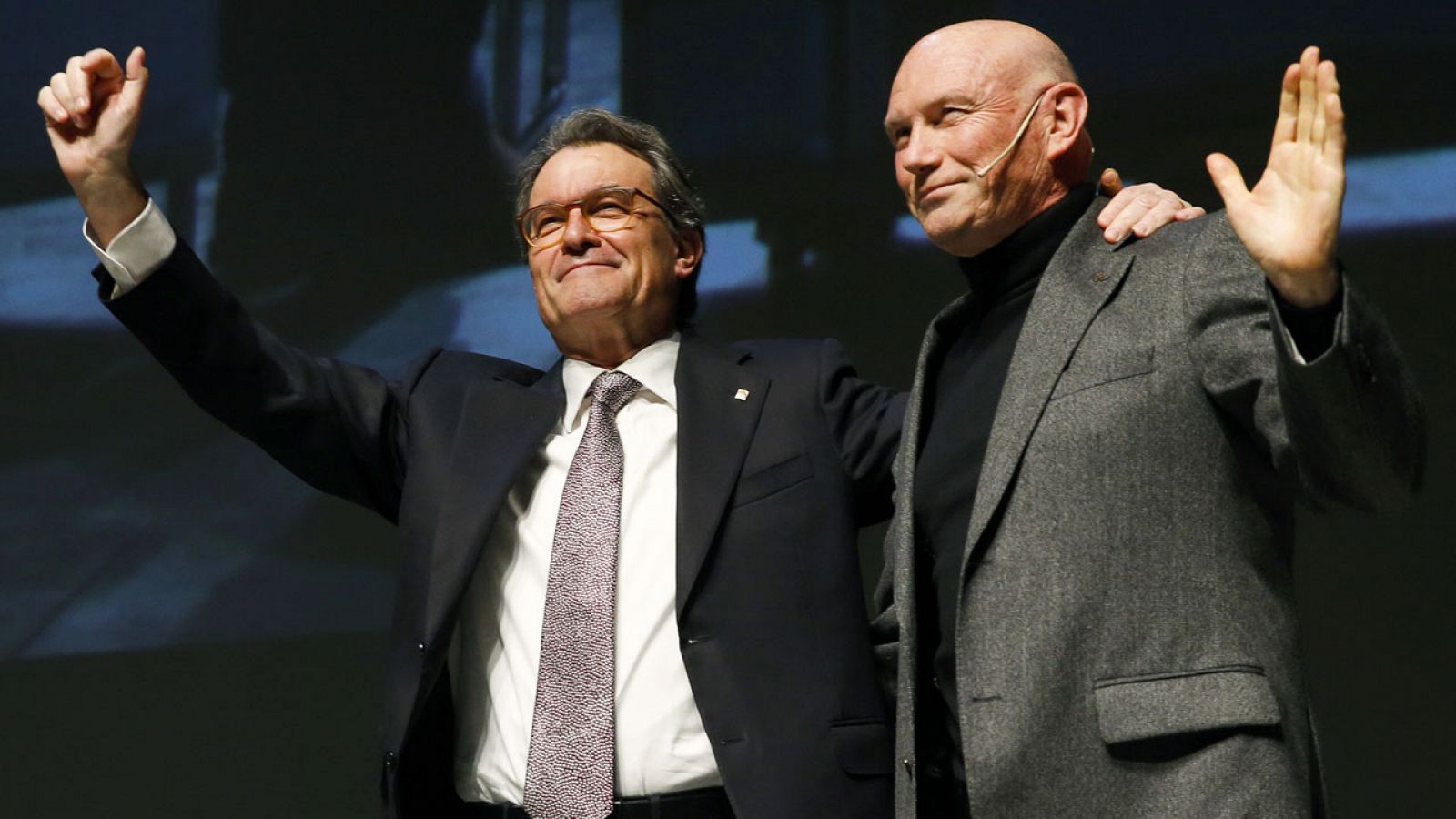 El expresidente de Cataluña Artur Mas (i) y el exlehendakari Juan José Ibarretxe en una conferencia en San Sebastián