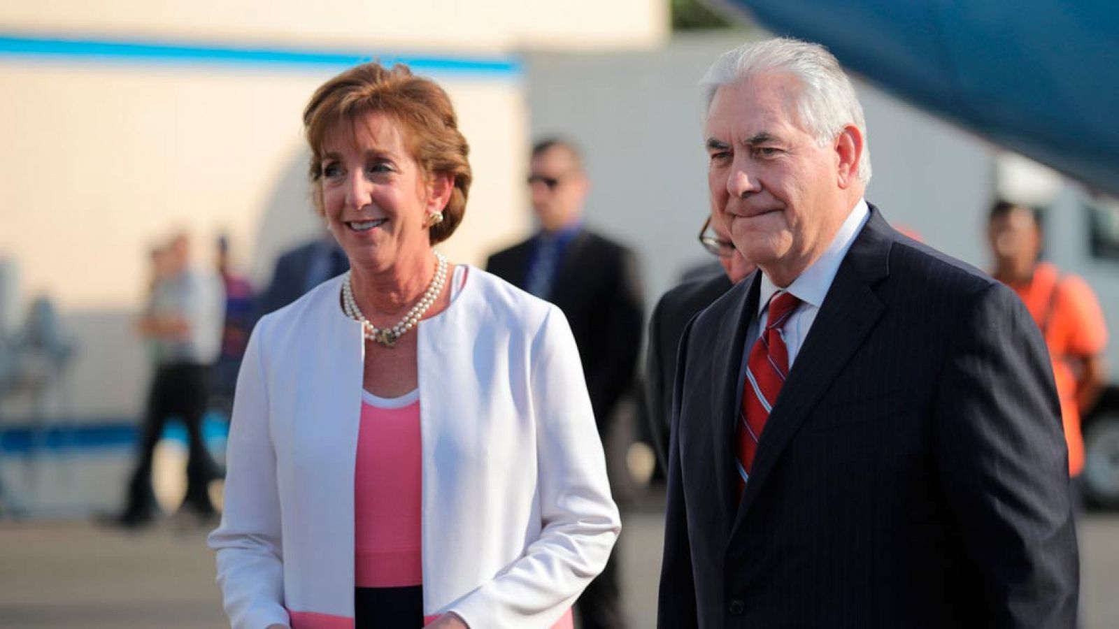 Imagen tras la llegada de Tillerson a Ciudad de México junto a la embajadora de EE.UU., Roberta Jacobson y, por detrás, el director general para América del Norte de la cancillería mexicana, Mauricio Ibarra.