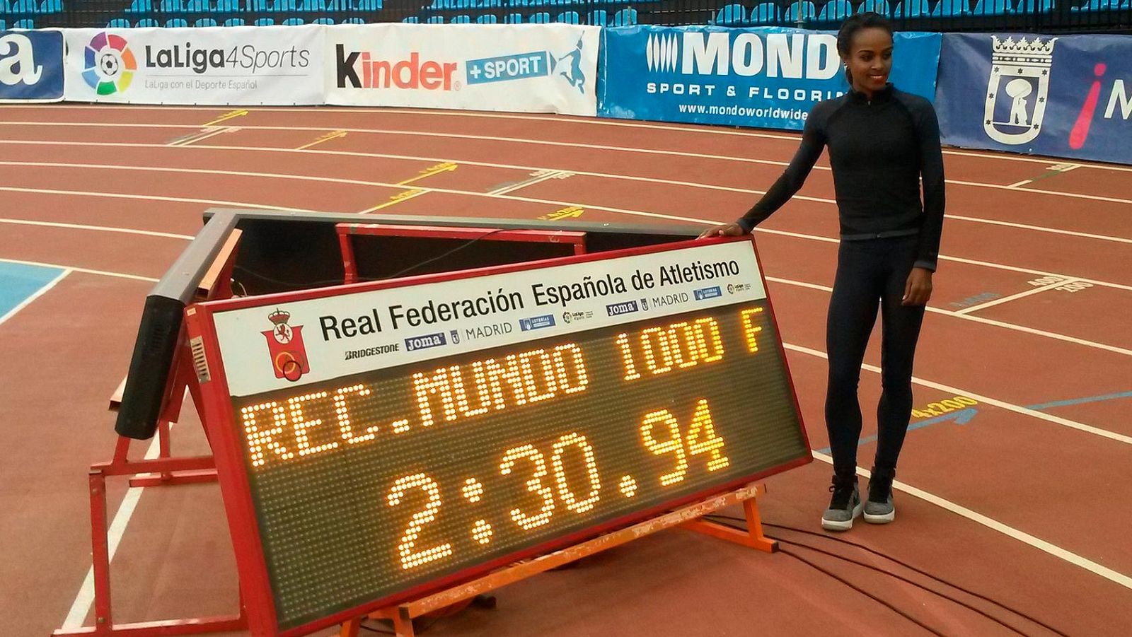 Dibaba posa con el récord de María Mutola, el que se ha propuesto batir en Madrid este viernes.