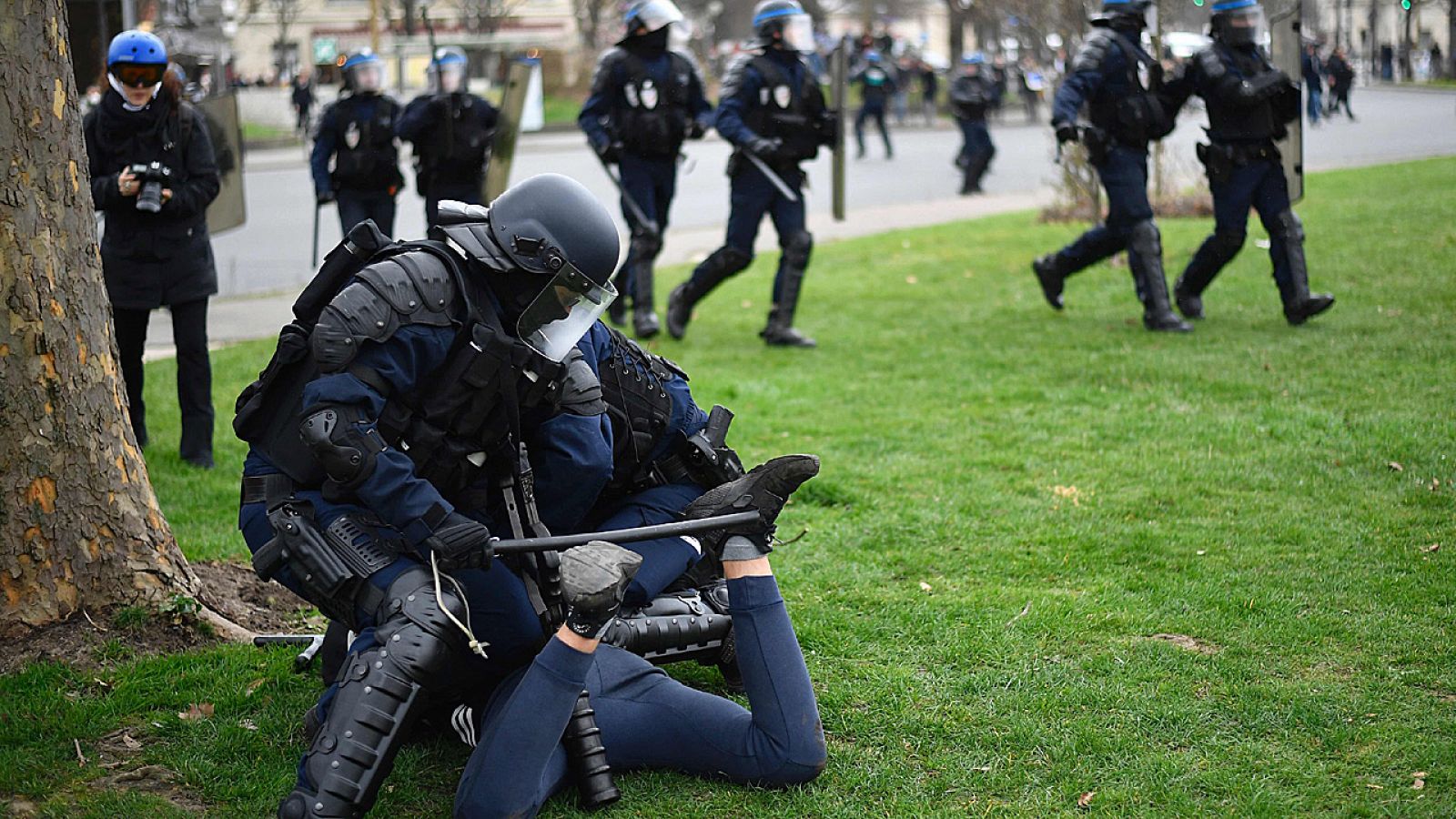 Un policía reduce a un joven tras los disturbios durante una protesta estudiantil.