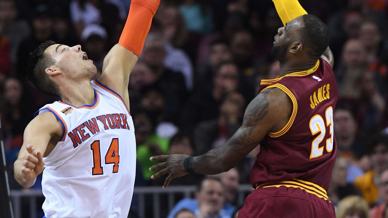 Willy Hernángomez defiende a LeBron James.