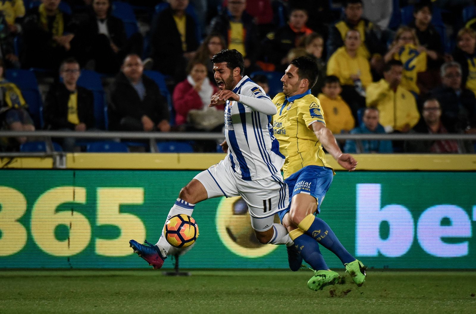 Vela y Bigas luchan por un balón durante el partido.