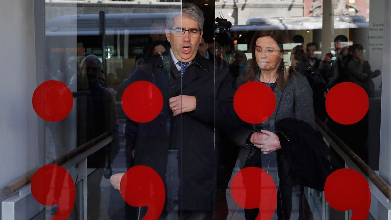 Francesc Homs, acompañado de su esposa, a su salida del Centro Cultural Blanquerna, a donde acudió tras salir del Tribunal Supremo.