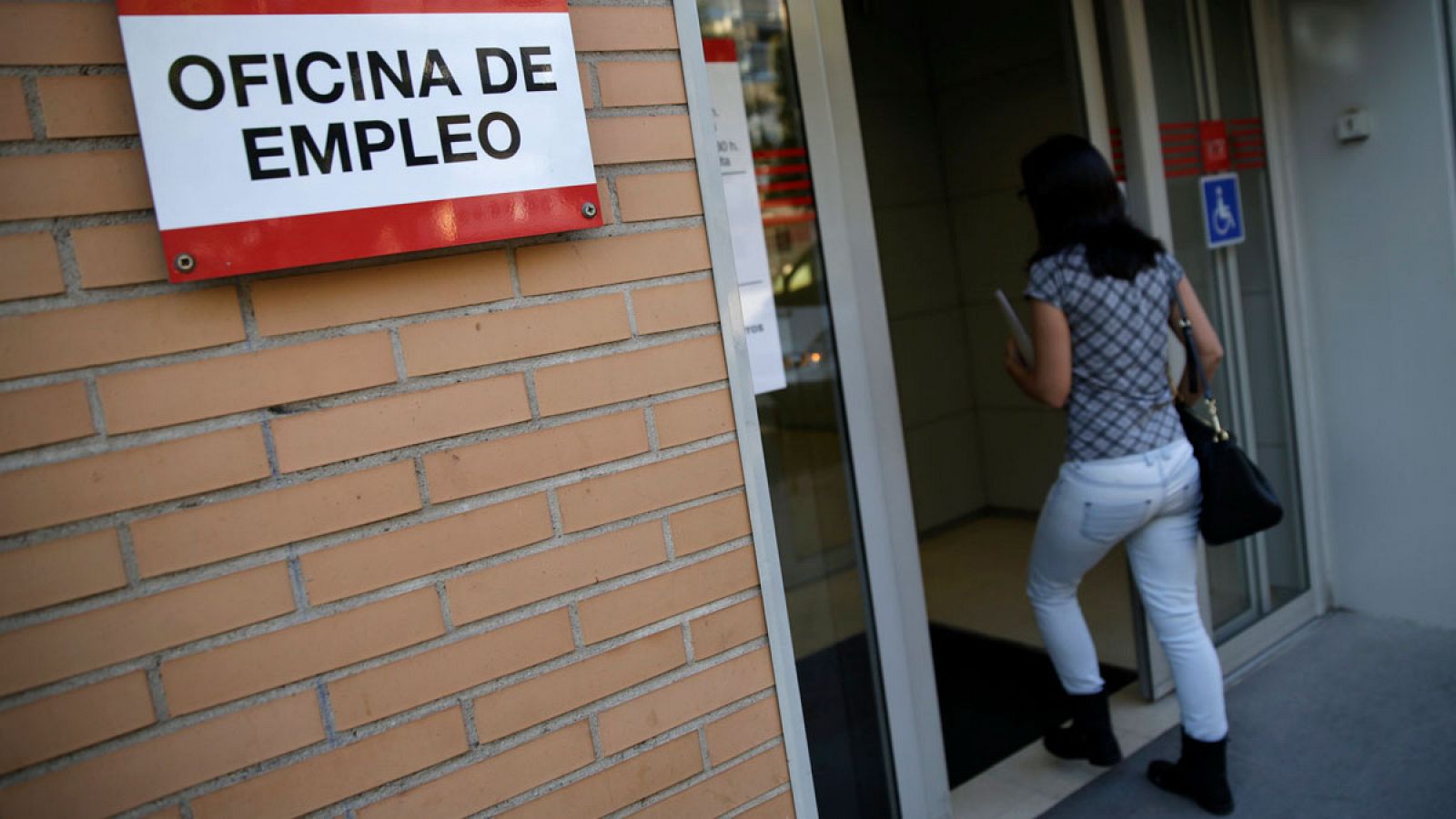 Imagen de archivo de una joven entrando en una oficina de empleo de Madrid
