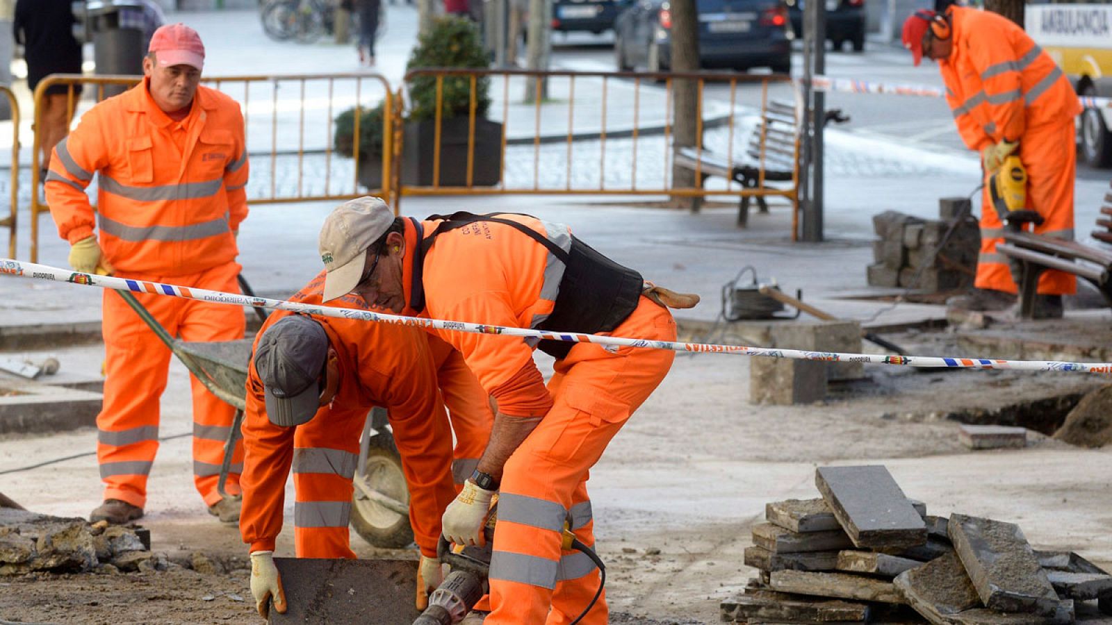 Un grupo de trabajadores realizan diversas tareas en las calles de Valladolid en una imagen de archivo