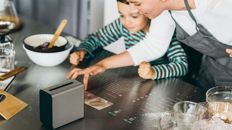 La pantalla proyectada tiene una resolución 1366 x 768 HD y es táctil hasta las 23 pulgadas.