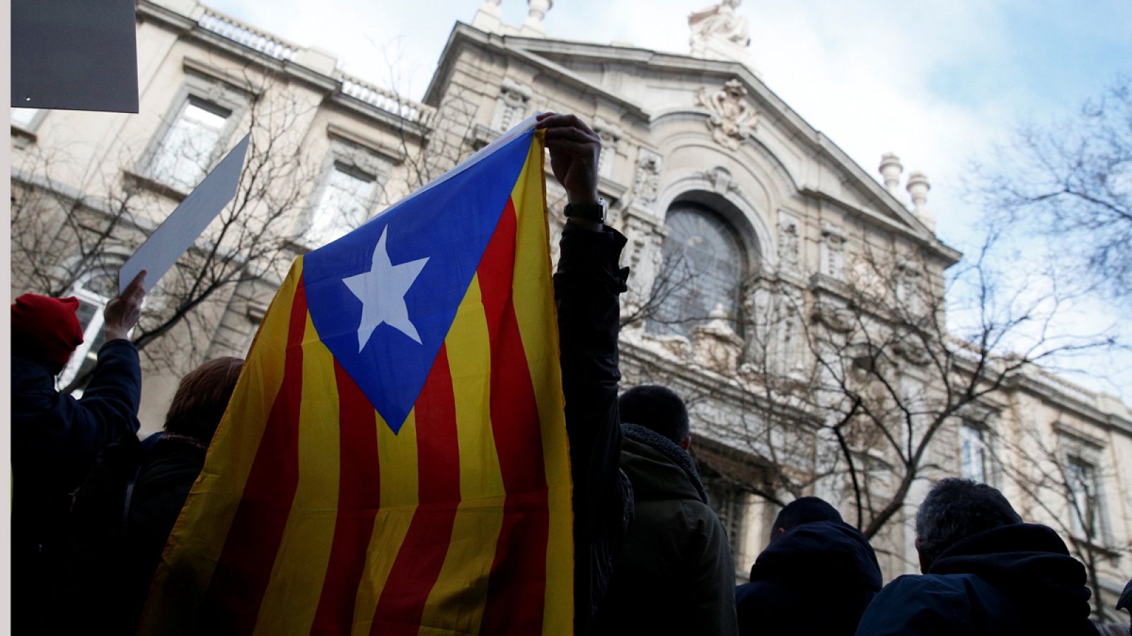 Una estelada ante el Tribunal Supremo de Madrid donde se celebra el juicio por desobediencia por el 9N contra Homs