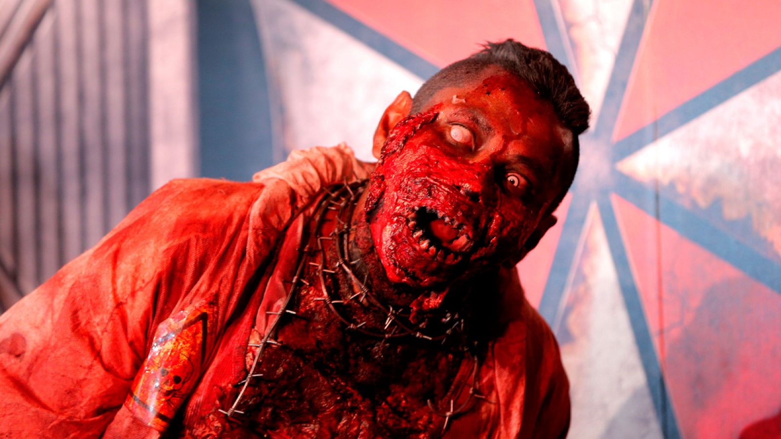 Un hombre disfrazado de zombi en la presentación de la película 'Resident Evil: capítulo final', en Ciudad de México