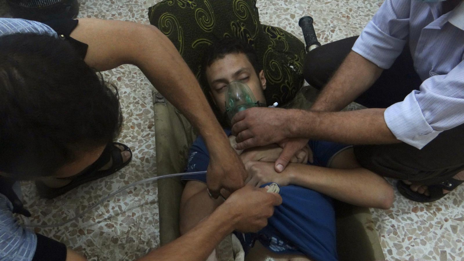 Un hombre afectado por un supuesto ataque con gas del ejército gubernamental es atendido en Damasco (foto archivo, 2013)