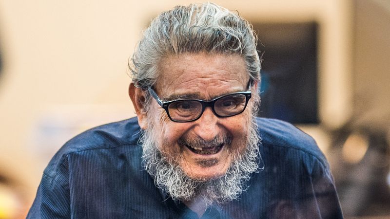 Abimael Guzmán, líder del grupo guerrillero Sendero Luminoso, llega al tribunal que lo juzgará en Callao, Lima, Perú