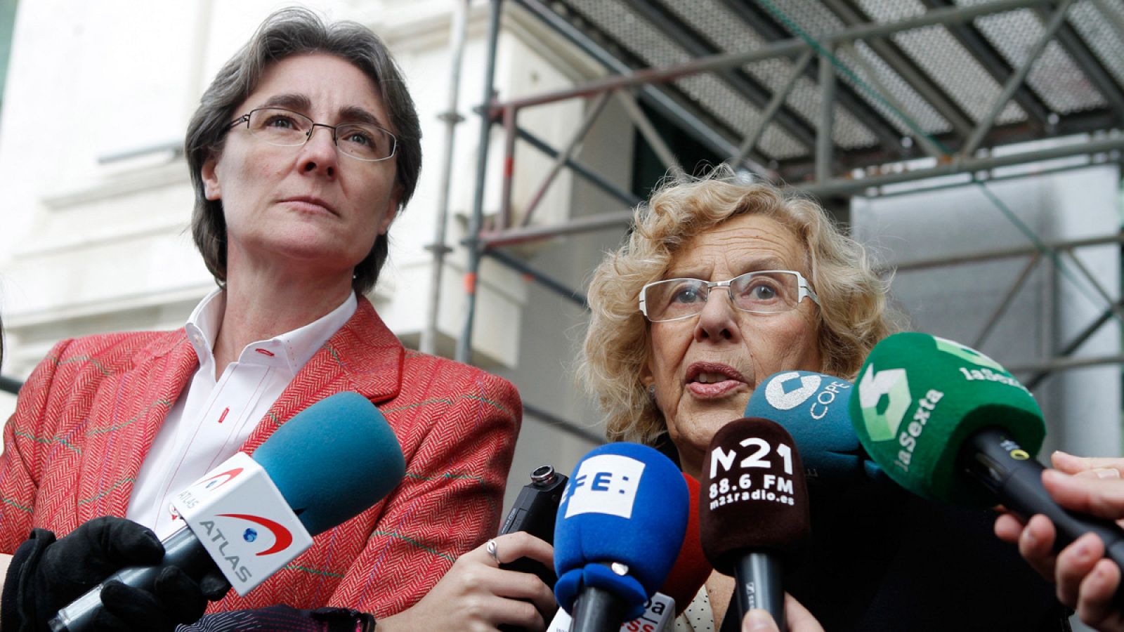 La alcaldesa de Madrid, Manuela Carmena, junto a Marta Higueras, primera teniente de alcalde