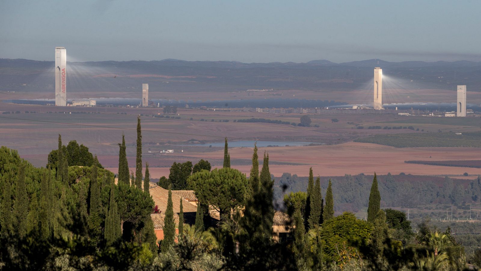Las torres de la planta solar Solúcar de Abengoa, en Sanlúcar la Mayor (Sevilla)