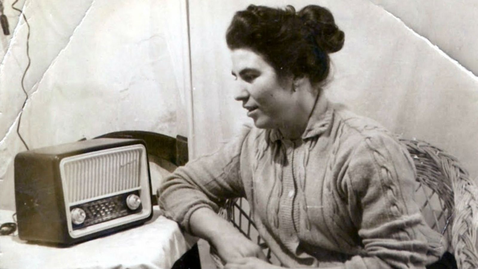 Mujer escuchando la radio