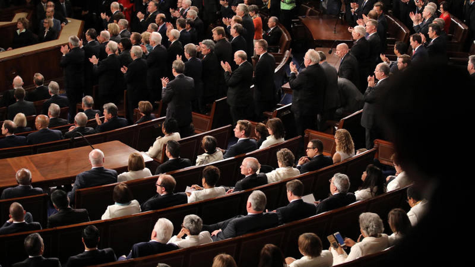 Los congresistas y senadores demócratas han permanecido sentados durante el discurso de Trump.