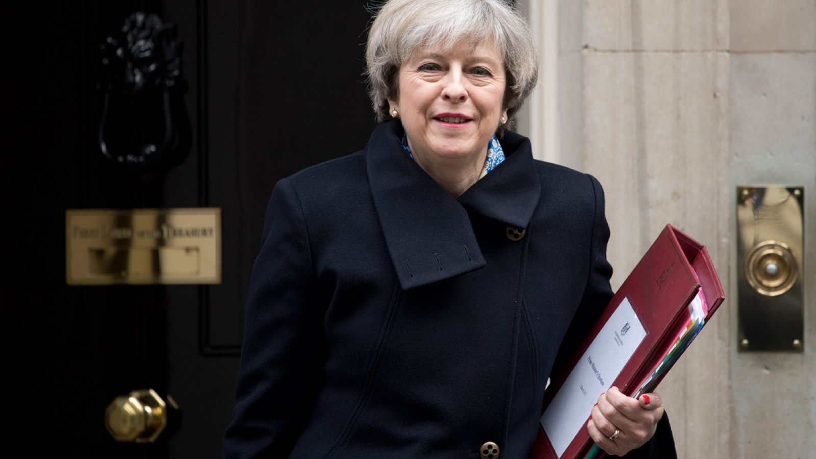 La primera ministra británica Theresa May abandona el número 10 de Downing Street para dirigirse a la sesión de consulta semanal en la Cámara de los Comunes