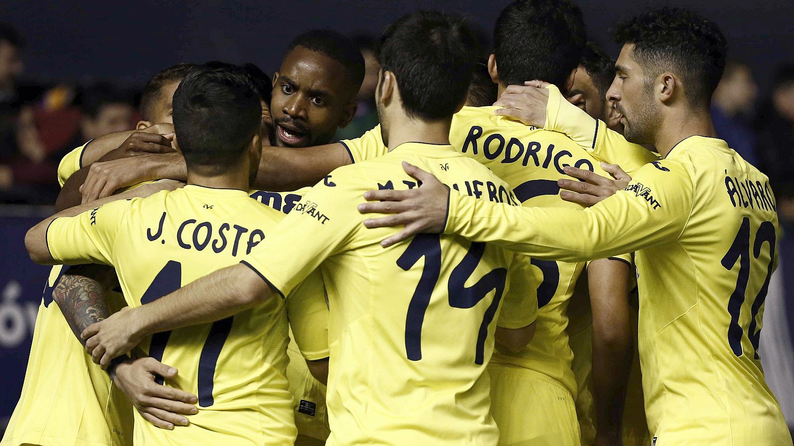 Los jugadores del Villarreal celebran el gol del centrocampista italiano Roberto Soriano contra Osasuna