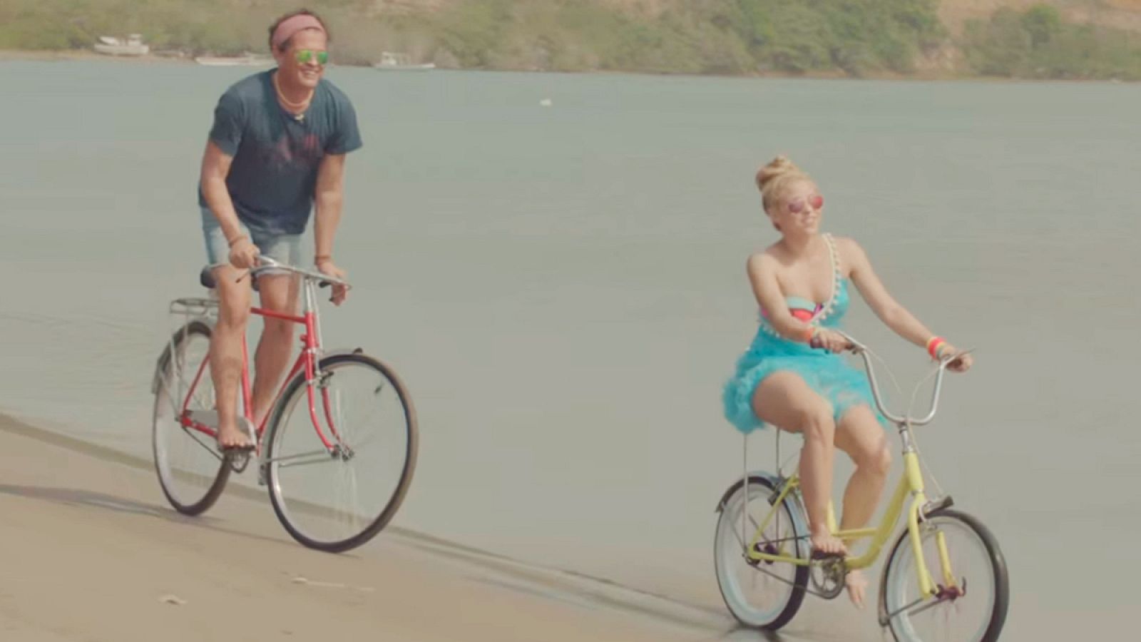 Carlos Vives y Shakira en el vídeoclip de "La bicicleta"