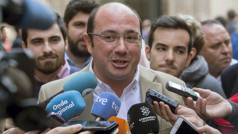 El presidente de Murcia y secretario general del PP murciano, Pedro Antonio Sánchez, hace declaraciones a los medios a su llegada a un acto de Nuevas Generaciones del partido en la Región el pasado 25 de febrero de 2017.