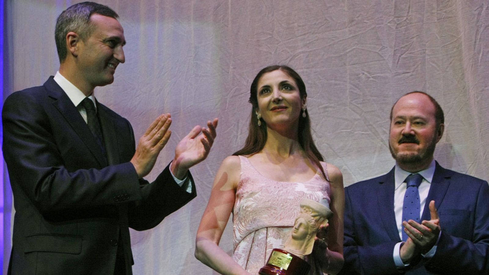 La escritora vasca Espido Freire (c), junto al presidente de la Diputación provincial de Alicante, César Sánchez (i), y el miembro del jurado Celso Serrano (d), tras ser galardonada con el Premio Azorín de Novela 2017.