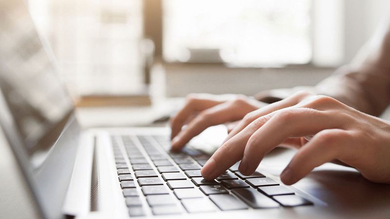 Un usuario utiliza internet en su ordenador.