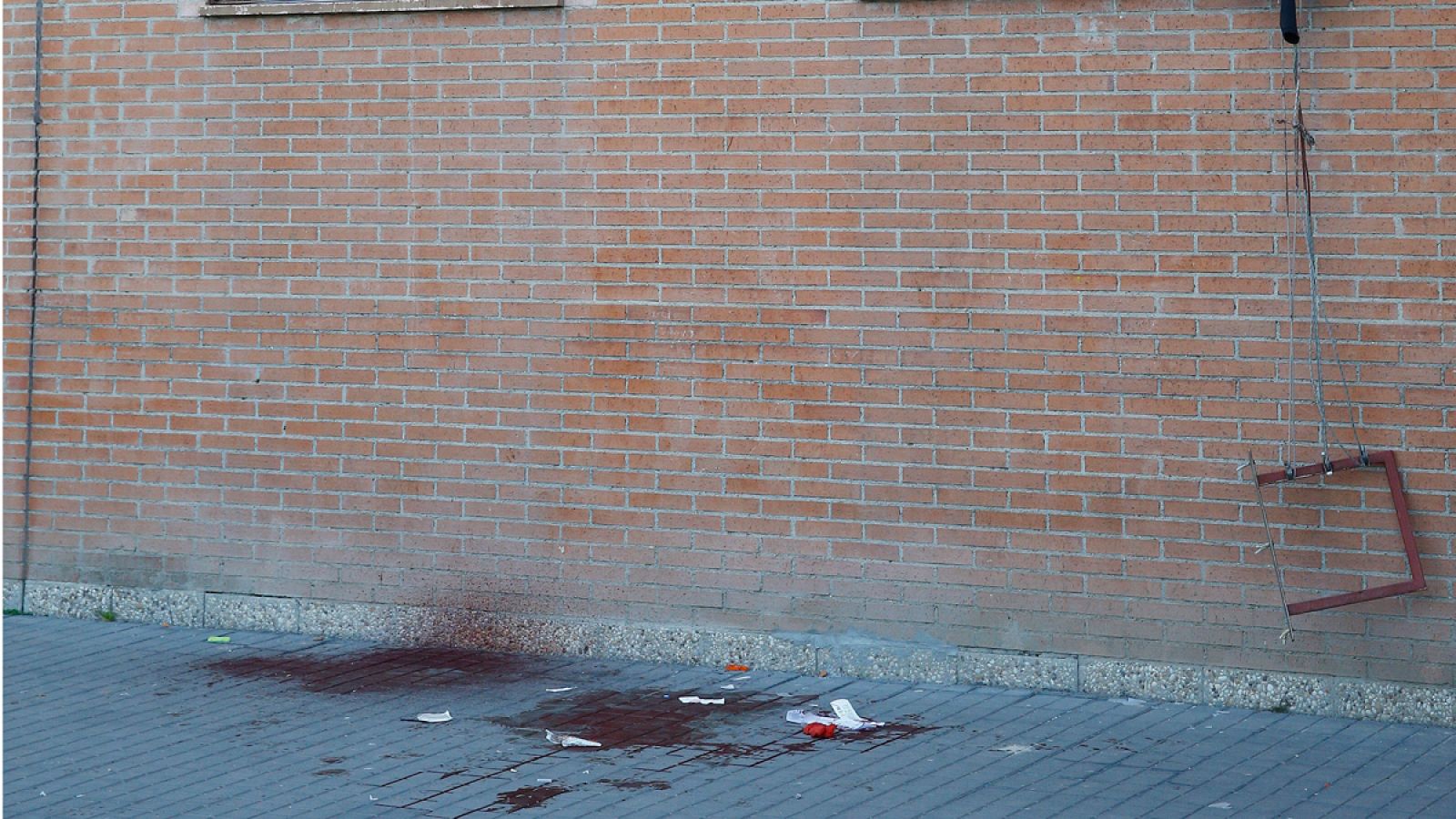 Lugar en el que cayó desde una ventana a cinco metros de altura la mujer agredida en el barrio madrileño de Usera.