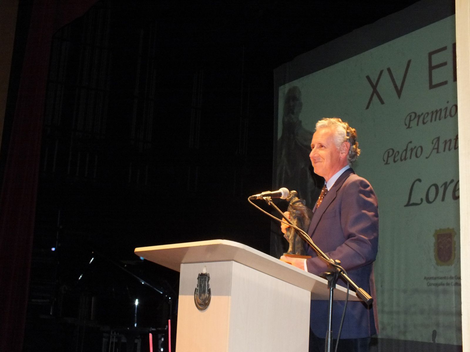 Lorenzo Milá recogiendo el premio en Guadix (Granada)