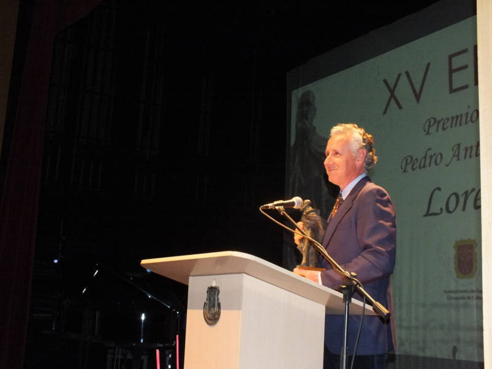 Lorenzo Milá recogiendo el premio en Guadix (Granada) 