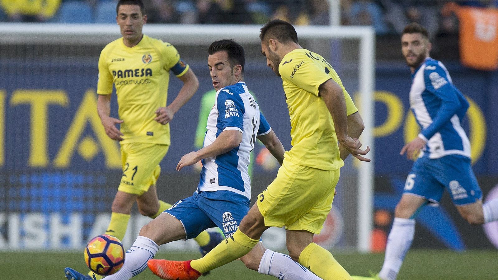 El defensa Víctor Ruiz, del Villarreal, ante la presión de Jurado, del Espanyol