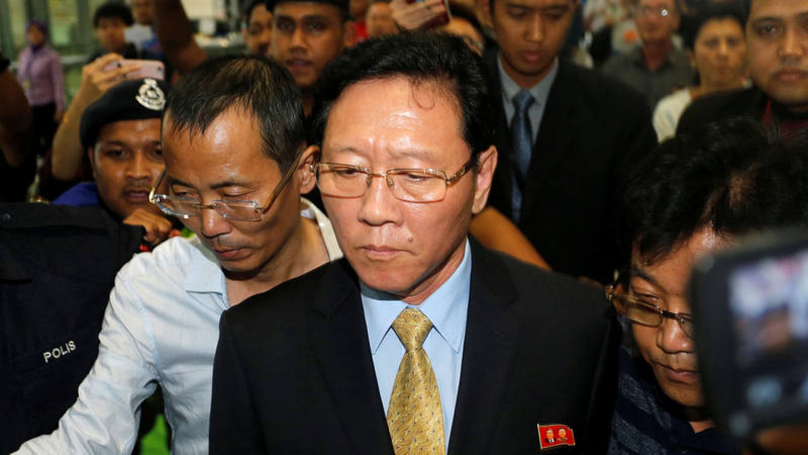 El embajador de Corea del Norte en Malasia, Kang Chol, a su llegada al aeropuerto de Kuala Lumpur antes de abandonar el país. 